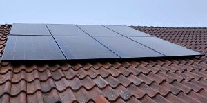 Kleine PV-Anlage auf dem Dach mit roten Dachziegeln