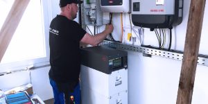 Installation der 10,24 kWh-Speicher von BYD und Wechselrichter Fronius einer PV-Anlage durch Fachkraft innen