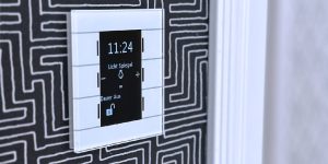 Smart Home Regler auf der Wand Kontrolle des KNX-Systems